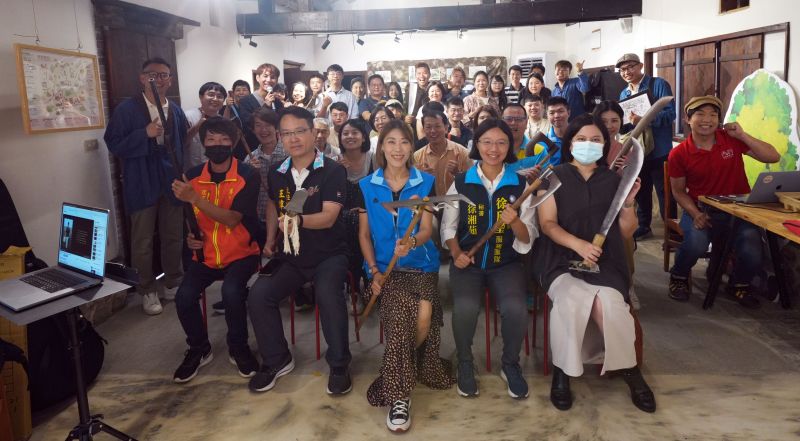 參與者拿起鋤頭、鐮刀，以新埔義民軍的姿態合影  圖片來源：玄奘大學