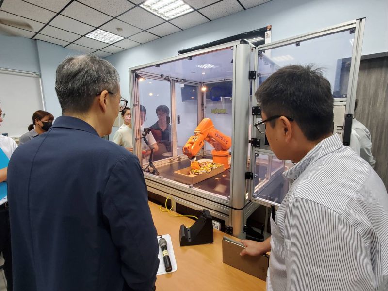 評審專注評分學生「自動夾糖果機」成果發表 圖片來源:記者 評審專注評分學生「自動夾糖果機」成果發表 圖片來源:記者
