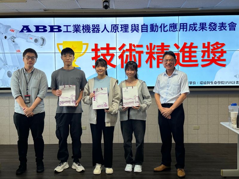 ABB艾波比公司吳育銘經理頒予「獨臂匹亞諾」技術精進獎 圖片來源:記者 ABB艾波比公司吳育銘經理頒予「獨臂匹亞諾」技術精進獎 圖片來源:記者