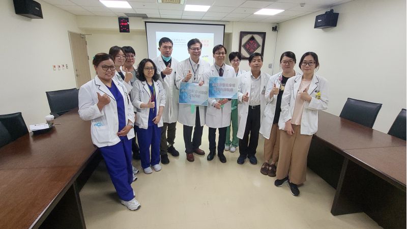 安南醫院院長林聖哲安南醫院精神醫學科主任張俊鴻暨憂鬱症團隊合影。 圖片來源:記者林清雲 安南醫院院長林聖哲安南醫院精神醫學科主任張俊鴻暨憂鬱症團隊合影。 圖片來源:記者林清雲