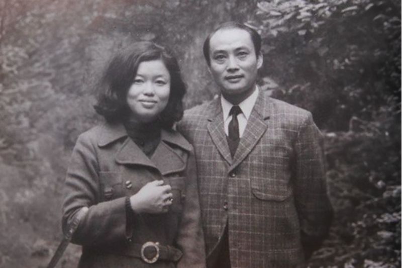 王默人(右)與周安儀同為記者及作家,筆耕不輟。此照攝於1972年。 圖片來源:清華大學 王默人(右)與周安儀同為記者及作家,筆耕不輟。此照攝於1972年。 圖片來源:清華大學