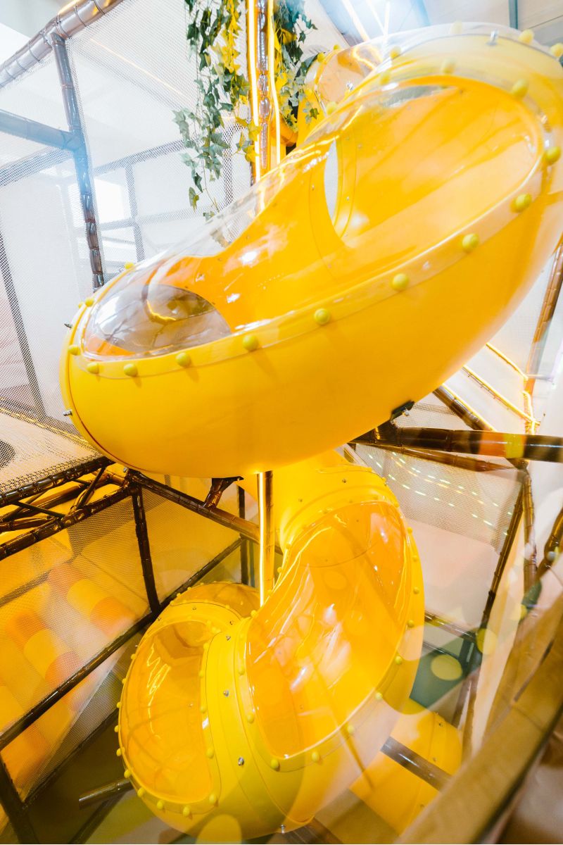 『地心探險』挑高4.2米全台飯店最高螺旋瀑布滑梯,體驗時速30km直達地心的速度感。 圖片來源:六福莊 『地心探險』挑高4.2米全台飯店最高螺旋瀑布滑梯,體驗時速30km直達地心的速度感。 圖片來源:六福莊