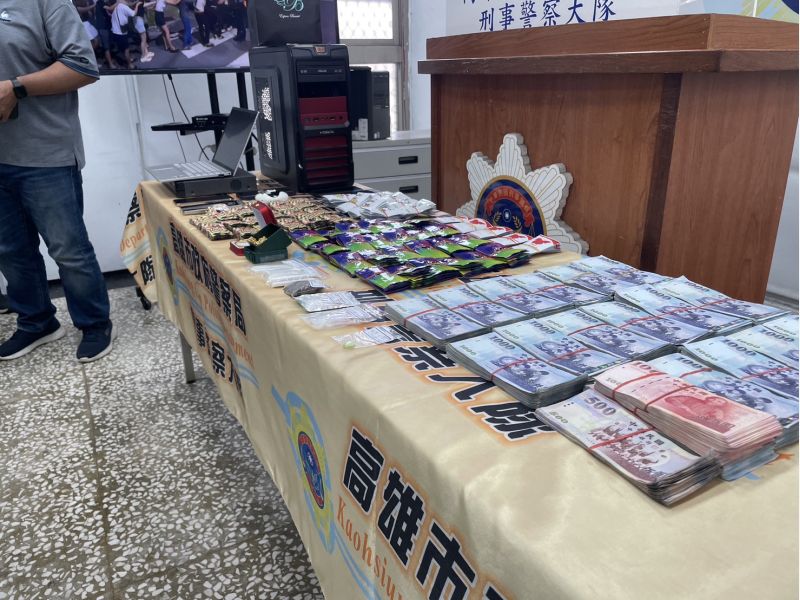 查扣的毒品玲瑯滿目和贓款擺滿一桌子。 查扣的毒品玲瑯滿目和贓款擺滿一桌子。