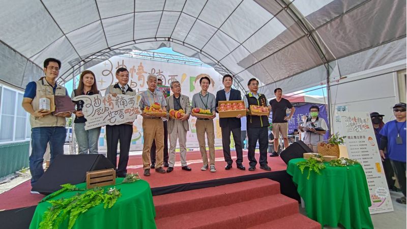 台南市民政局長姜淋煌 農業局副局長陳仲杰 觀旅局代理副局長 鄭道立 楠西區長何榮長 日本山形市市長佐藤孝弘 山形市議會議長長谷川幸司及來賓合影 圖片來源:記者林清雲 台南市民政局長姜淋煌 農業局副局長陳仲杰 觀旅局代理副局長 鄭道立 楠西區長何榮長 日本山形市市長佐藤孝弘 山形市議會議長長谷川幸司及來賓合影 圖片來源:記者林清雲