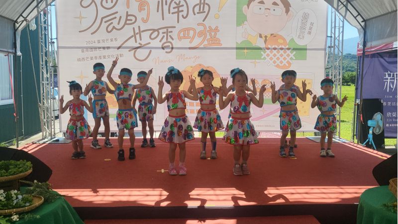 楠西區吉兒堡幼兒園小朋友精彩表演揭開 《2024楠西芒果節》序幕 圖片來源:記者林清雲 楠西區吉兒堡幼兒園小朋友精彩表演揭開 《2024楠西芒果節》序幕 圖片來源:記者林清雲