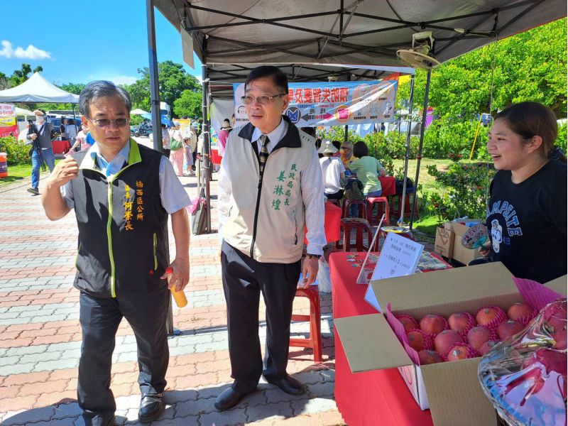 台南市政府民政局長江淋煌 楠西區長何榮長關心青農巡視青農設攤情形。 圖片來源:記者林清雲 台南市政府民政局長江淋煌 楠西區長何榮長關心青農巡視青農設攤情形。 圖片來源:記者林清雲