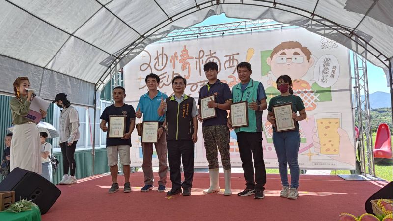 台南市楠西區長何榮長頒發獎狀授予得獎五位青農。 台南市楠西區長何榮長頒發獎狀授予得獎五位青農。