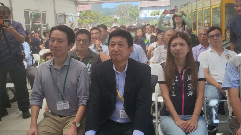 日本山形市長佐藤孝弘(左)山形市議會議長長谷川幸司(中)蒞臨《2024楠西芒果節》。 圖片來源:記者林清雲 日本山形市長佐藤孝弘(左)山形市議會議長長谷川幸司(中)蒞臨《2024楠西芒果節》。 圖片來源:記者林清雲