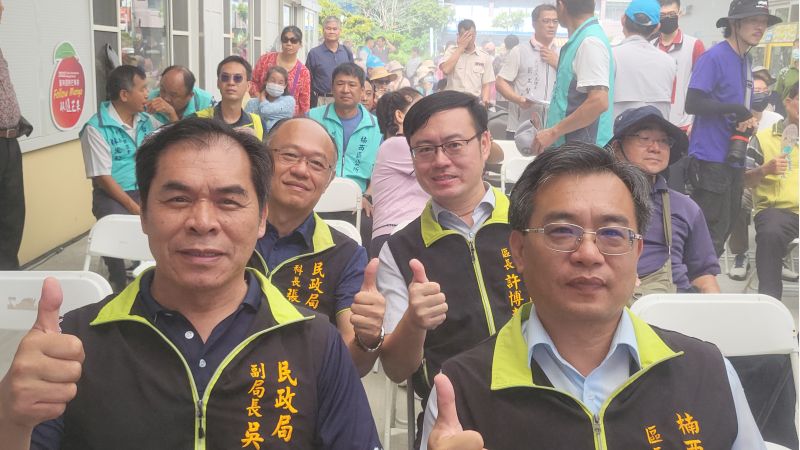 台南市民政局副局長吳明熙(前左)楠西區長何榮長(前右)將軍區長許博森(後右)民政局張科長(後左) 圖片來源:記者林清雲 台南市民政局副局長吳明熙(前左)楠西區長何榮長(前右)將軍區長許博森(後右)民政局張科長(後左) 圖片來源:記者林清雲
