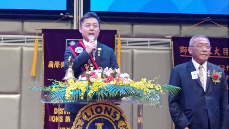 左為新任總監張以聖,右為卸任總監余惠民 左為新任總監張以聖,右為卸任總監余惠民