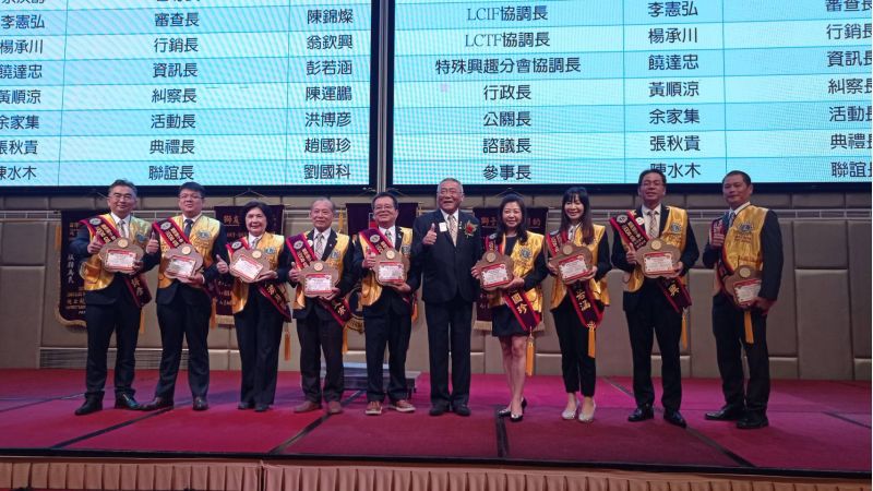 余惠民感謝幹部一年來的辛勞 余惠民感謝幹部一年來的辛勞