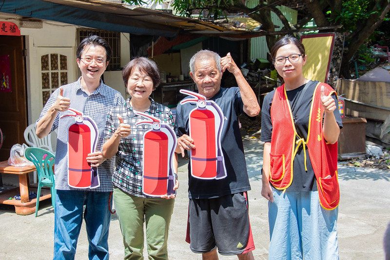 正修科大「圓夢社會服務計畫」透過專業培訓 讓弱勢學子發揮所長服務社去 學輔 中心舉辦「鳥松區幸福呷百二餐會」活動 經由闖關活動 教導長輩滅火器使用方法  圖片來源：記者