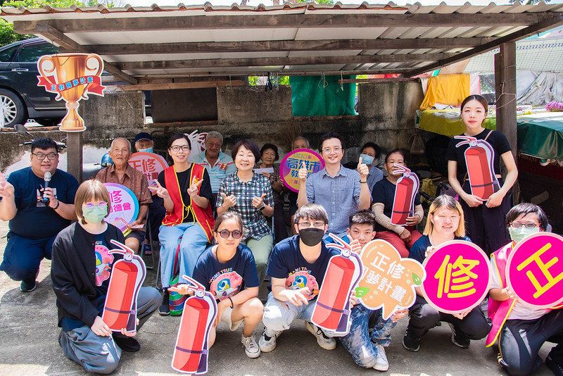 正修科大「圓夢社會服務計畫」透過專業培訓 讓弱勢學子發揮所長服務社去 學輔 中心舉辦「鳥松區幸福呷百二餐會」活動 經由闖關活動 教導長輩滅火器使用方法  圖片來源：記者