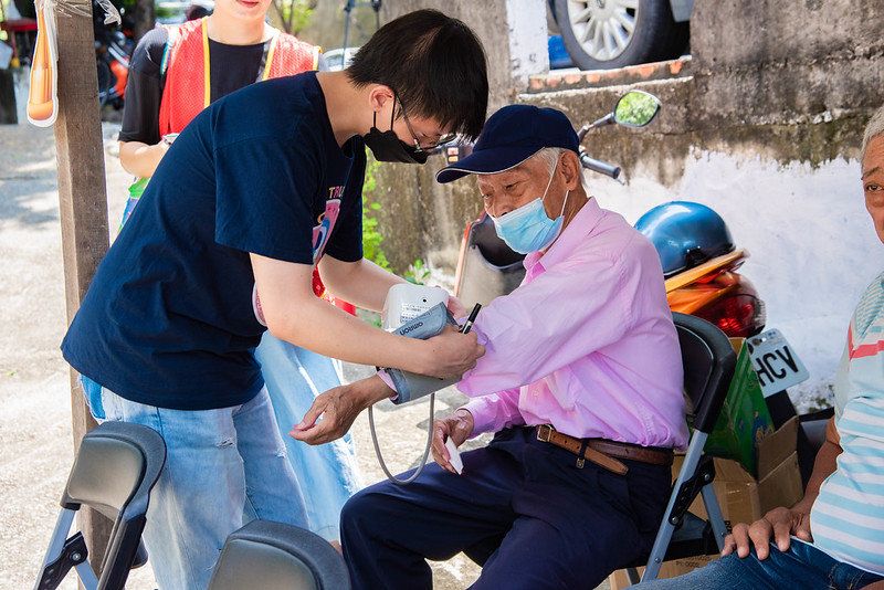 正修科大「圓夢社會服務計畫」透過專業培訓 讓弱勢學子發揮所長服務社去 學輔 中心舉辦「鳥松區幸福呷百二餐會」活動 經由闖關活動 教導長輩滅火器使用方法  圖片來源：記者