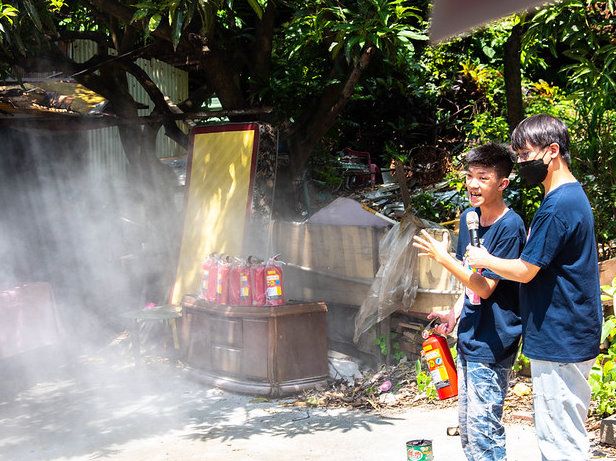 正修科大「圓夢社會服務計畫」透過專業培訓 讓弱勢學子發揮所長服務社去 學輔 中心舉辦「鳥松區幸福呷百二餐會」活動 經由闖關活動 教導長輩滅火器使用方法  圖片來源：記者