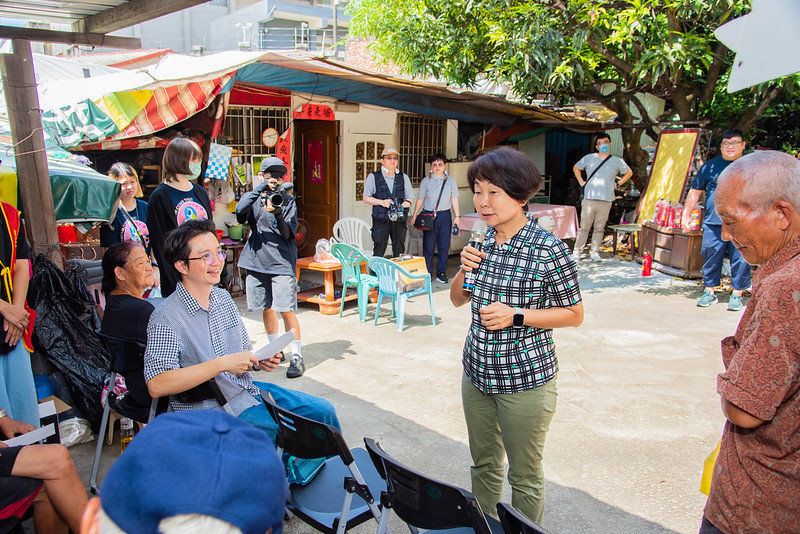 正修科大「圓夢社會服務計畫」透過專業培訓 讓弱勢學子發揮所長服務社去 學輔 中心舉辦「鳥松區幸福呷百二餐會」活動 經由闖關活動 教導長輩滅火器使用方法  圖片來源：記者