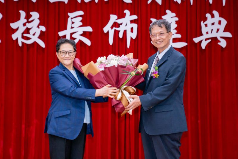 明新科大8月1日起由林啟瑞教授接任代理校長,郝碧蓮董事長(左)監交並期許帶領校務轉型升級。 圖片來源:明新科大 明新科大8月1日起由林啟瑞教授接任代理校長,郝碧蓮董事長(左)監交並期許帶領校務轉型升級。 圖片來源:明新科大