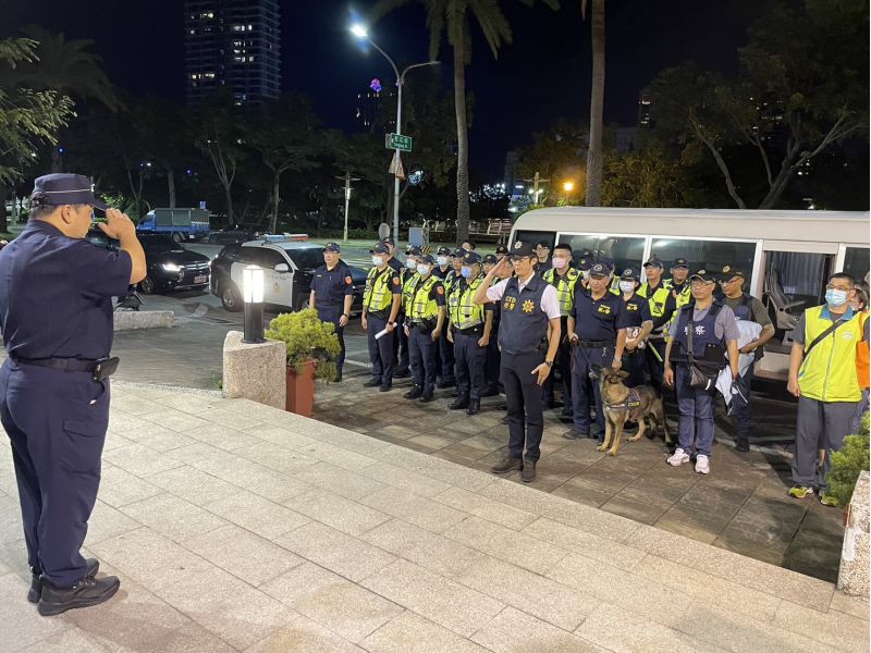 子時開鬼門前一刻,分局長謝承甫勤前教育誓師大會陣仗浩大。 圖片來源:記者李柔寬 子時開鬼門前一刻,分局長謝承甫勤前教育誓師大會陣仗浩大。 圖片來源:記者李柔寬