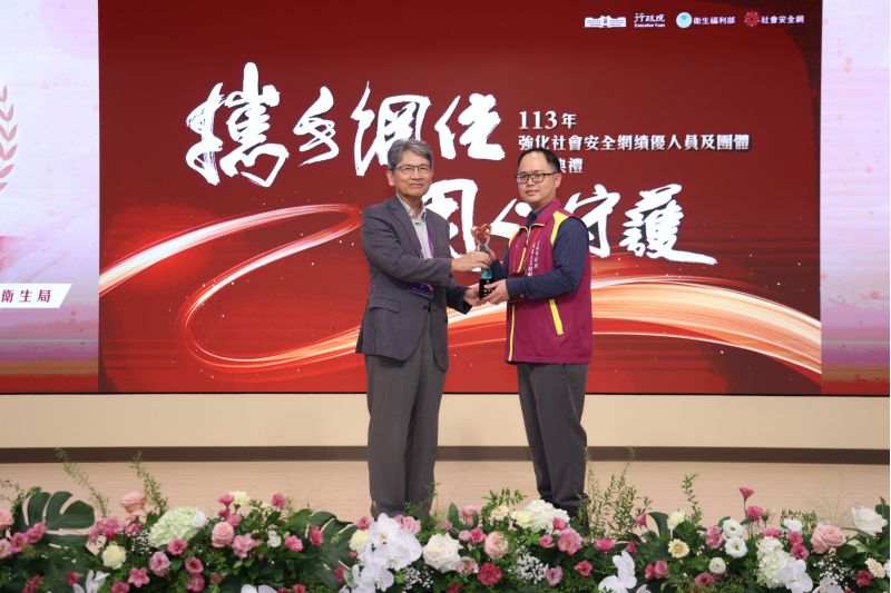 績優人員獎(衛生局-毒防中心林坤賢藥癮個管師) 績優人員獎(衛生局-毒防中心林坤賢藥癮個管師)