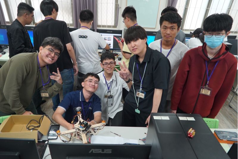 三國大學生團隊協力合作從零開始打造具視覺能力的智慧無人機。在短短一週內,從無人機的外觀硬體機身到內部控制軟體設計,一步步設計並製作出無人機架構,並整合AI機器視覺技術,讓無人機擁有自主判斷飛行的智慧大腦。(圖/南臺科大提供) 三國大學生團隊協力合作從零開始打造具視覺能力的智慧無人機。在短短一週內,從無人機的外觀硬體機身到內部控制軟體設計,一步步設計並製作出無人機架構,並整合AI機器視覺技術,讓無人機擁有自主判斷飛行的智慧大腦。(圖/南臺科大提供)
