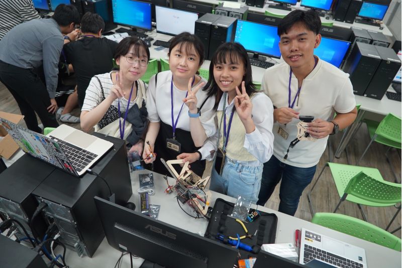 透過分組做中學,學生團隊學習從零打造智慧無人機,培養AI尖兵。(圖/南臺科大提供) 透過分組做中學,學生團隊學習從零打造智慧無人機,培養AI尖兵。(圖/南臺科大提供)