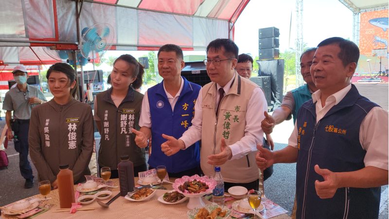 台南七股區七寶宴 台南市長黃偉哲 市議員方ㄧ峰 謝舒凡 七股區長李佳隆 暨來賓合影 台南七股區七寶宴 台南市長黃偉哲 市議員方ㄧ峰 謝舒凡 七股區長李佳隆 暨來賓合影