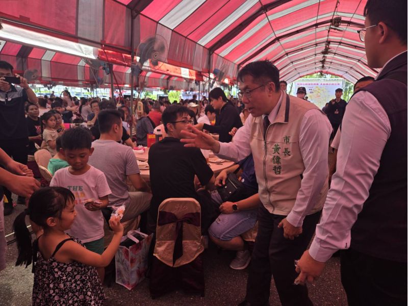 台南市長黃偉哲親自向來自全國民眾致意 感謝民眾的支持。歡迎來趟七股沿海地區之旅 圖片來源:記者林清雲 台南市長黃偉哲親自向來自全國民眾致意 感謝民眾的支持。歡迎來趟七股沿海地區之旅 圖片來源:記者林清雲