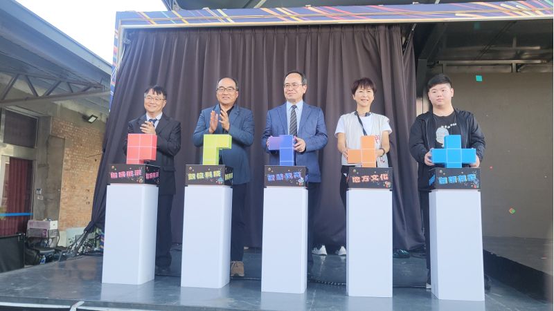 南臺科大與臺南文創園區舉辦臺灣文博會周邊體驗活動 「Chill 一夏。夜微涼」,數發部數位產業署長呂正華、南臺科大代理校長周德光、陳亭妃立委、文創園區張崴縉總經理與學生代表參與啟動儀式。 南臺科大與臺南文創園區舉辦臺灣文博會周邊體驗活動 「Chill 一夏。夜微涼」,數發部數位產業署長呂正華、南臺科大代理校長周德光、陳亭妃立委、文創園區張崴縉總經理與學生代表參與啟動儀式。