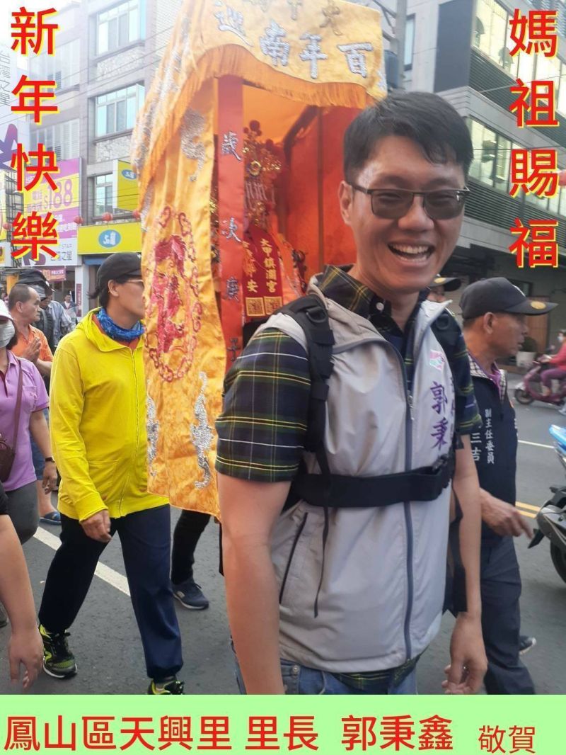 郭秉鑫揹著媽祖繞行里內為里民祈福 圖片來源:記者 郭秉鑫揹著媽祖繞行里內為里民祈福 圖片來源:記者