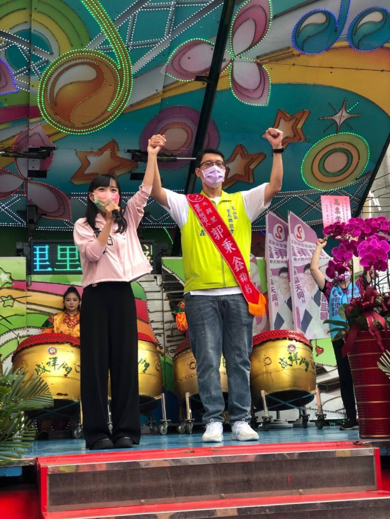 黄捷也稱讚郭秉鑫為他站台授旗 圖片來源:記者 黄捷也稱讚郭秉鑫為他站台授旗 圖片來源:記者