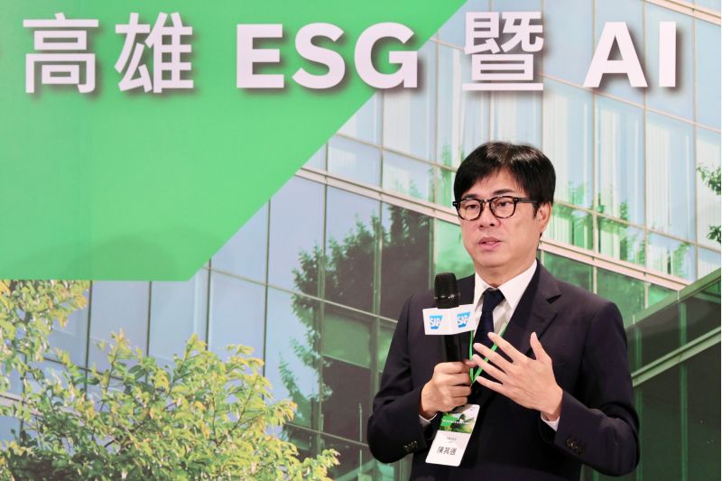 高雄市長陳其邁致詞期許 SAP 高雄 ESG 暨 AI 研創中心加快整體產業淨零轉型步伐,提升高雄在全球綠色經濟中的競爭力。 高雄市長陳其邁致詞期許 SAP 高雄 ESG 暨 AI 研創中心加快整體產業淨零轉型步伐,提升高雄在全球綠色經濟中的競爭力。