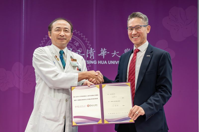 清華攜手新竹馬偕以硼中子捕獲技術治療肝癌,校長高為元(右)與新竹馬偕院長翁順隆簽署合作備忘錄。 圖片來源:清華 清華攜手新竹馬偕以硼中子捕獲技術治療肝癌,校長高為元(右)與新竹馬偕院長翁順隆簽署合作備忘錄。 圖片來源:清華