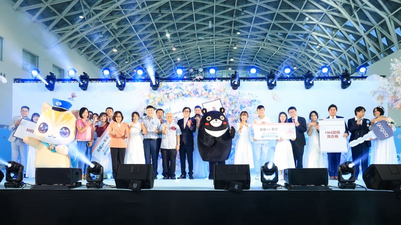 市府除贈送吉祥物高雄熊布偶及實用家電禮券予新人，還特別準備內含高雄農特產品的限定伴手禮，還祭出電動機車、冰箱等好禮抽獎。  圖片來源：民政局戶籍行政科