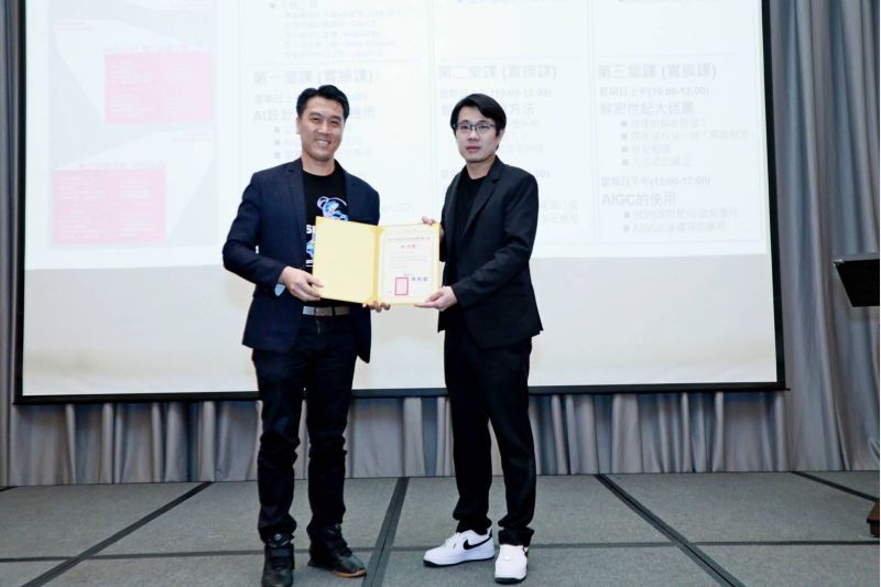 羅國銘(左)致贈感謝狀給邵唯晏老師