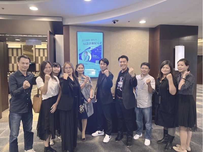 新竹市室內設計整修商業同業公會幹部與邵唯晏老師合影