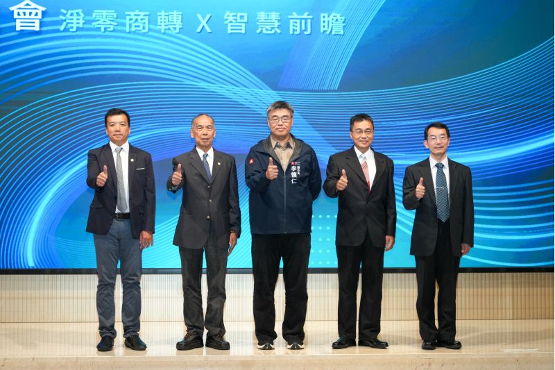 (大合照):高雄市政府李懷仁副市長、高雄市經發局林廖嘉宏副局長、中油李順欽董事長、中鋼鄭際昭執行副總經理及日月光半導體顏俊明處長合照現場。 圖片來源:高市府經發局 (大合照):高雄市政府李懷仁副市長、高雄市經發局林廖嘉宏副局長、中油李順欽董事長、中鋼鄭際昭執行副總經理及日月光半導體顏俊明處長合照現場。 圖片來源:高市府經發局