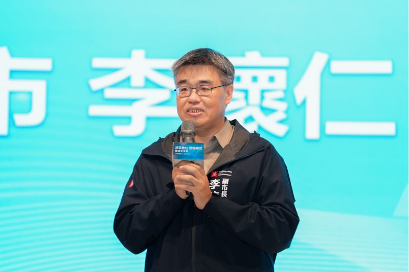 高雄市李懷仁副市長表示推動產業轉型需要市府及各方共同努力才能加速產業減碳進程,期望透過政府部門與媒合私部門的力量,加速高雄市產業的淨零與數位轉型。 高雄市李懷仁副市長表示推動產業轉型需要市府及各方共同努力才能加速產業減碳進程,期望透過政府部門與媒合私部門的力量,加速高雄市產業的淨零與數位轉型。