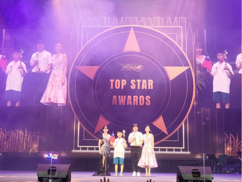 大會頒發台灣頂尖之星獎(Top star),由新北市義學國小李兀及就讀於台南女中陳書婷二位同學獲得。 圖片來源:OMC中華國際奧林匹亞菁英協會 大會頒發台灣頂尖之星獎(Top star),由新北市義學國小李兀及就讀於台南女中陳書婷二位同學獲得。 圖片來源:OMC中華國際奧林匹亞菁英協會