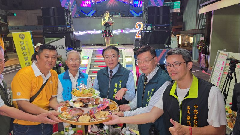 2024國華松王宴登場 邀民眾共饗巷仔內美食 星月之星分享幸福 台南市長黃偉哲（中）民政局長姜淋煌（右二）經發局市場處處長王俊博（右一）國華商圈理事長戴泳明（左一）  圖片來源：記者 林清雲 攝