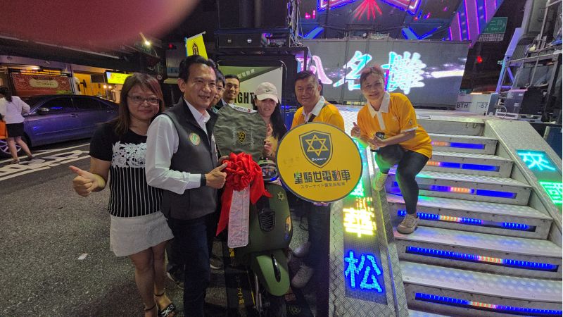 2024國華松王宴登場 邀民眾共饗巷仔內美食 星月之星分享幸福 今日摸彩最大獎電動機車 由國華商圈理事長戴泳明 立委林俊憲 捐贈者一起頒贈給幸運者。  圖片來源：記者 林清雲 攝