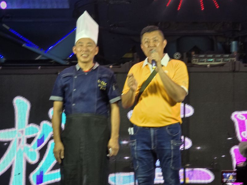 2024國華松王宴登場 邀民眾共饗巷仔內美食 星月之星分享幸福仁弘宴席阿弘師（左） 國華商圈理事長戴泳明（右）  圖片來源：記者   林清雲  攝