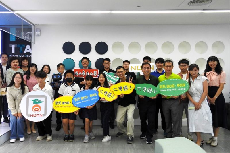 國立台南大學校長陳惠萍致 財團法人關懷文教基金會董事長周清玉、來賓 合影 圖片來源:記者 林清雲 攝 國立台南大學校長陳惠萍致 財團法人關懷文教基金會董事長周清玉、來賓 合影 圖片來源:記者 林清雲 攝