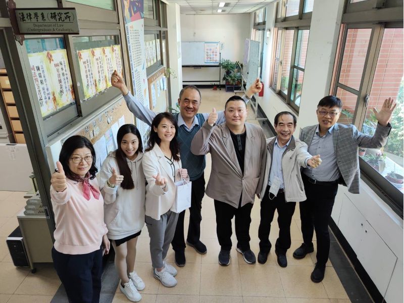 焦糖楓創辦人陳妍霖(左三)與玄大校長簡紹琦(右一)、法律系教師合影 圖片來源:玄奘大學 焦糖楓創辦人陳妍霖(左三)與玄大校長簡紹琦(右一)、法律系教師合影 圖片來源:玄奘大學