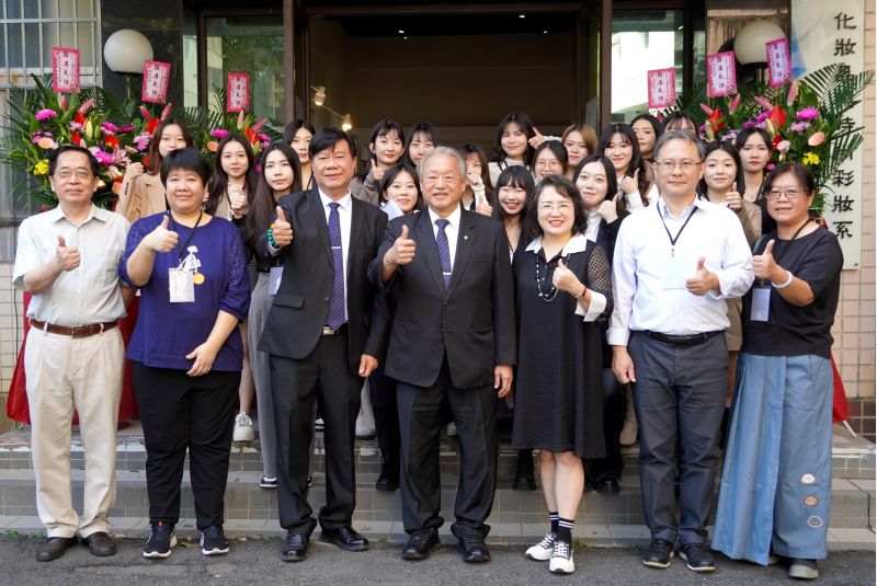 正修妝彩動靜態畢展光彩奪目 彩妝組「卜」視覺華麗 妝品組「苒光」植物萃取創意 圖片來源:記者 正修妝彩動靜態畢展光彩奪目 彩妝組「卜」視覺華麗 妝品組「苒光」植物萃取創意 圖片來源:記者