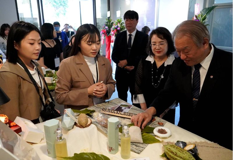 正修妝彩動靜態畢展光彩奪目 彩妝組「卜」視覺華麗 妝品組「苒光」植物萃取創意 圖片來源:記者 正修妝彩動靜態畢展光彩奪目 彩妝組「卜」視覺華麗 妝品組「苒光」植物萃取創意 圖片來源:記者