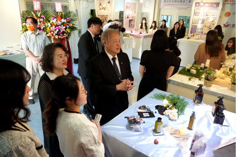 正修妝彩動靜態畢展光彩奪目 彩妝組「卜」視覺華麗 妝品組「苒光」植物萃取創意 圖片來源:記者 正修妝彩動靜態畢展光彩奪目 彩妝組「卜」視覺華麗 妝品組「苒光」植物萃取創意 圖片來源:記者