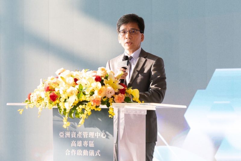 金管會彭金隆主委致詞表示,高雄專區的規劃注入更多台灣特有的元素,透過中央與地方協力,由金管會政策鬆綁結合地方政府的行政協作,可以發揮地方特色落實南北金融市場均衡發展。 金管會彭金隆主委致詞表示,高雄專區的規劃注入更多台灣特有的元素,透過中央與地方協力,由金管會政策鬆綁結合地方政府的行政協作,可以發揮地方特色落實南北金融市場均衡發展。