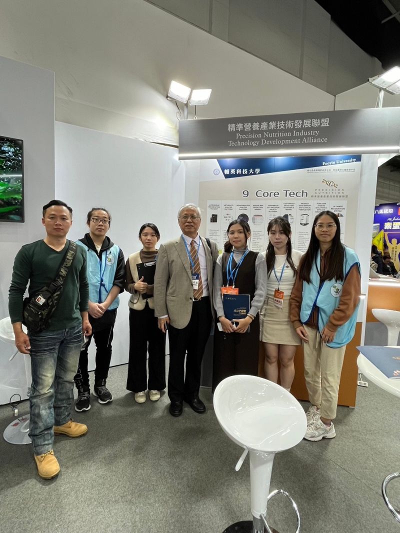 輔英科大於2024台灣醫療科技展，以「人寵精準健康」為主題，展出學校與附設醫院合作成果。  圖片來源：記者