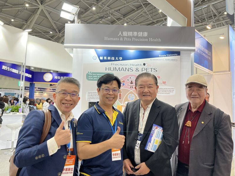 與高雄市寵物公會理事長及展昭國際企業股份有限公司合影。  圖片來源：記者