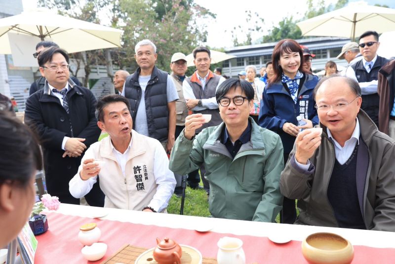 陳其邁頒發第三屆山茶評鑑獎項，並進行「台灣橙茶故鄉」揭牌及山茶封存儀式，隨後品嚐山茶的獨特韻味。  圖片來源：高市府新聞局